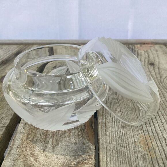 Vintage Frosted Leaf Cut Crystal Glass Trinket Box with Lid Clear Round Vanity J - Picture 2 of 9